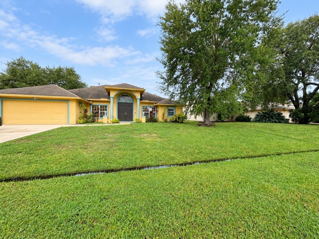 2562 Sw Mcdonald Street - Photo 1