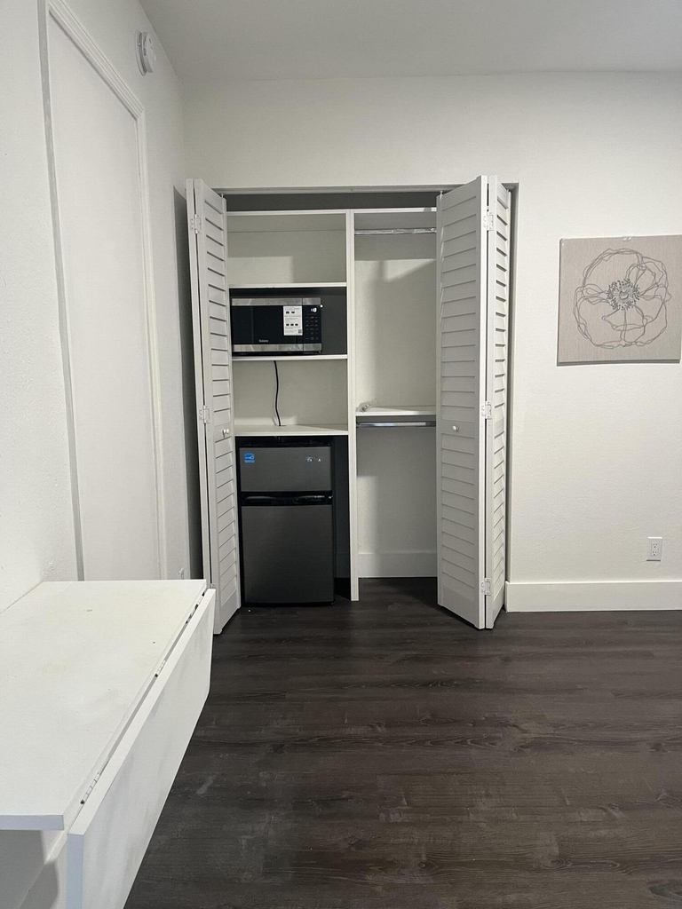 2300 Nw 6th Street - Photo 1