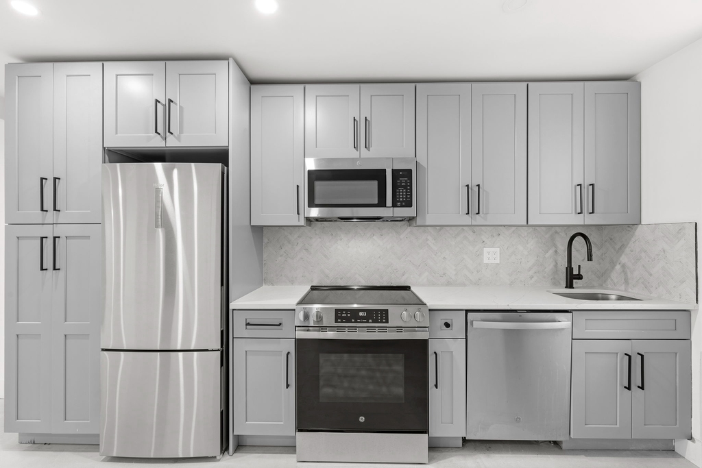 315 West Broadway - Photo 2