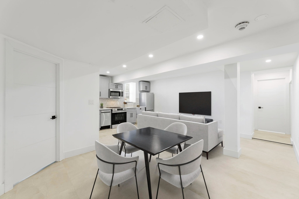 315 West Broadway - Photo 5