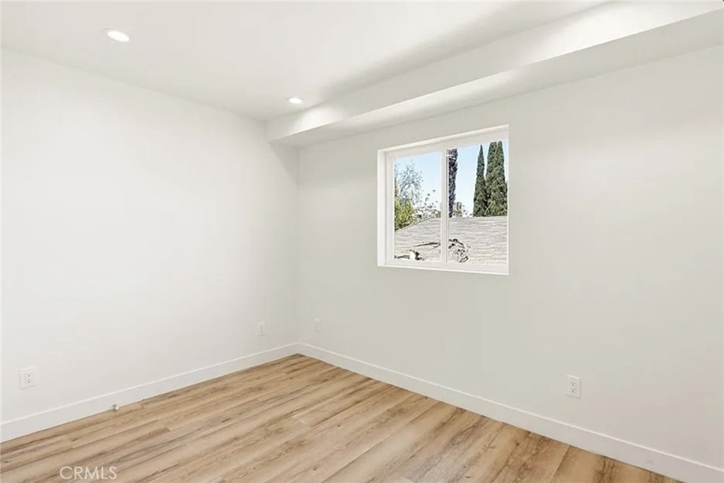 1122 N Beachwood Drive - Photo 11