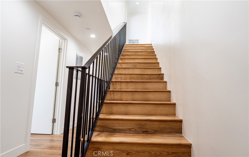 1122 N Beachwood Drive - Photo 10