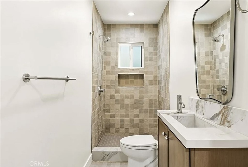 1122 N Beachwood Drive - Photo 2