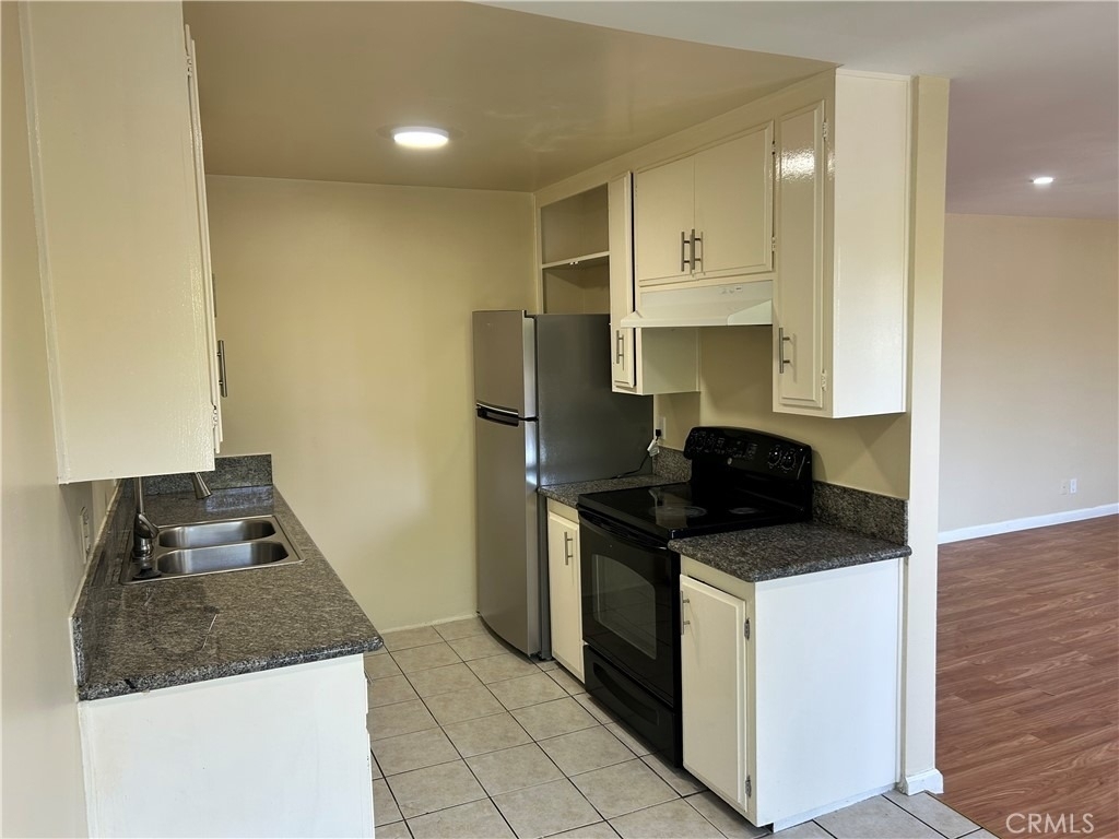 737 E 5th - Photo 11