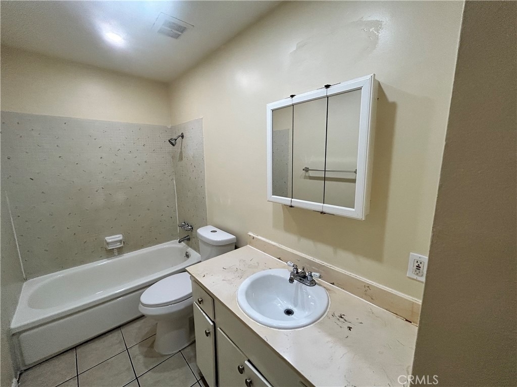 737 E 5th - Photo 5