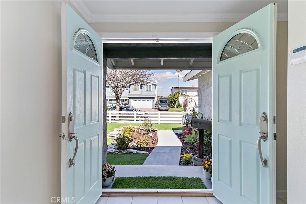 9102 Warfield - Photo 2