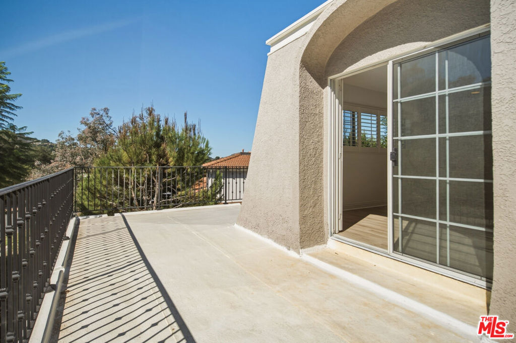 22777 Brenford Street - Photo 45