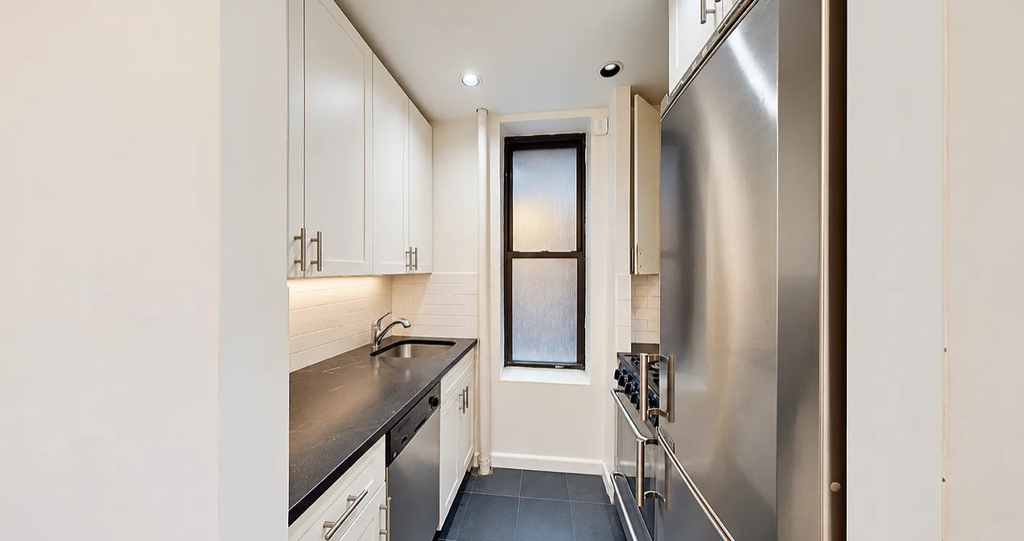 Bedford Street - Photo 1