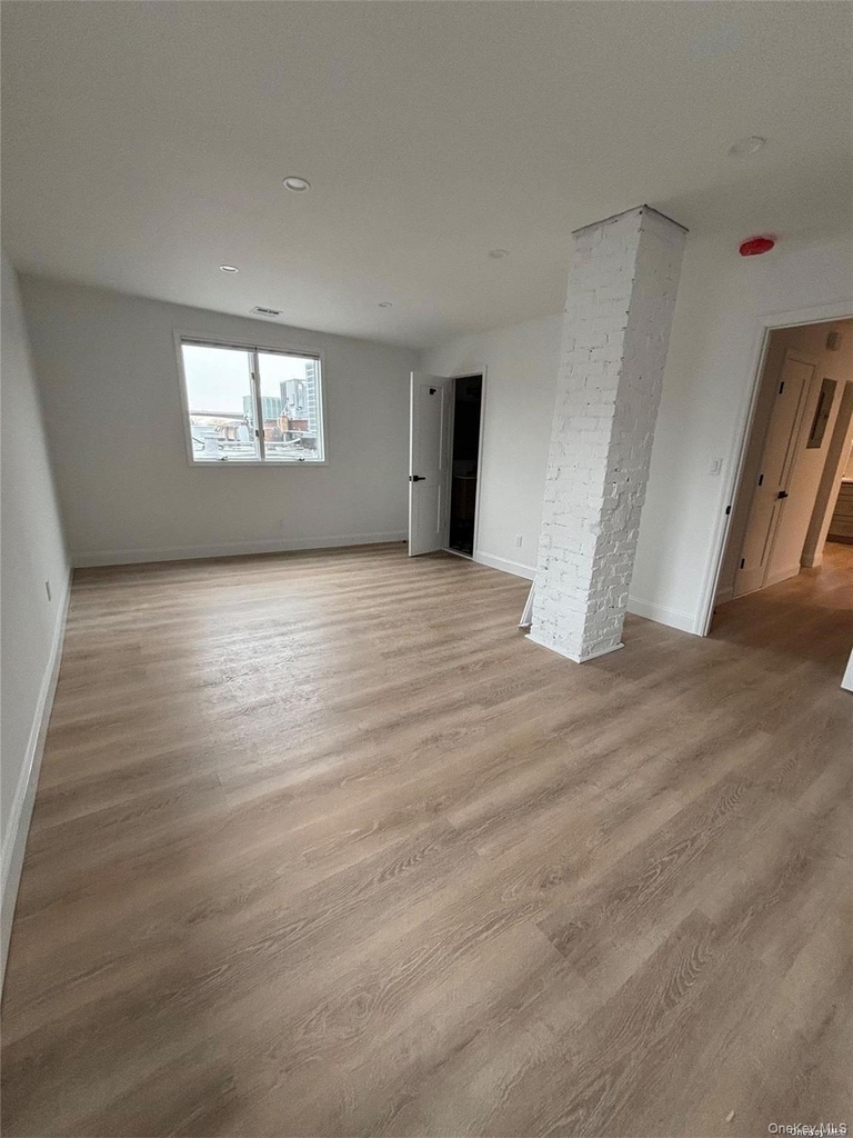 1353 Old Northern Boulevard - Photo 13