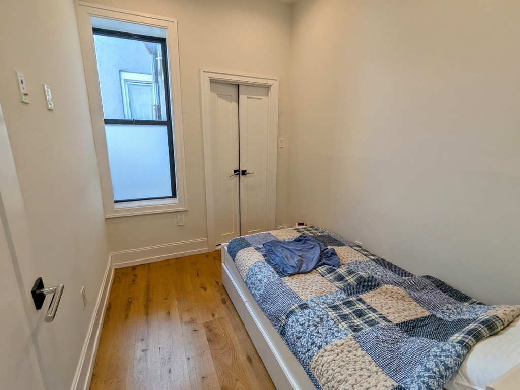 221 E 10th Street - Photo 8
