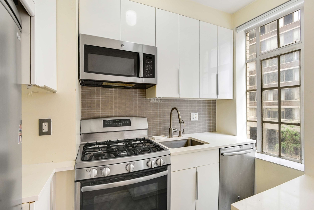 333 W 56th Street - Photo 2