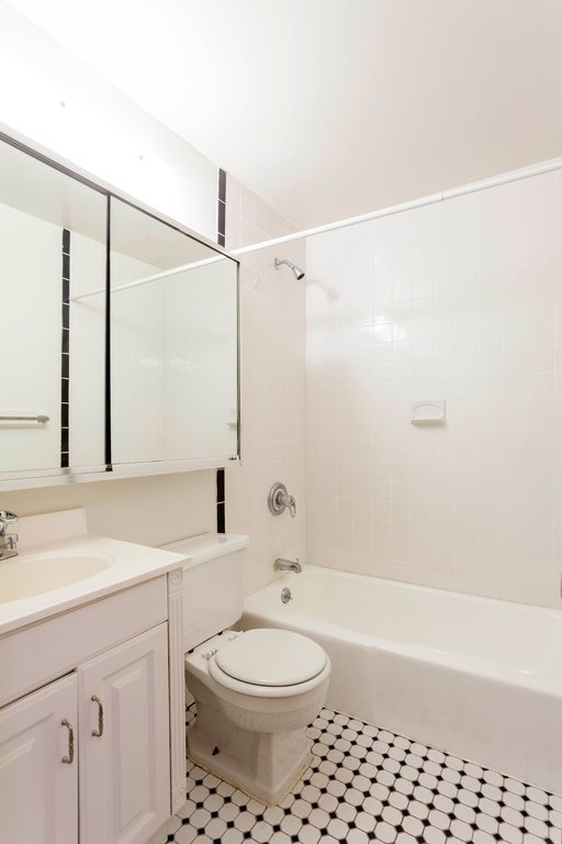 1556 York Avenue - Photo 8