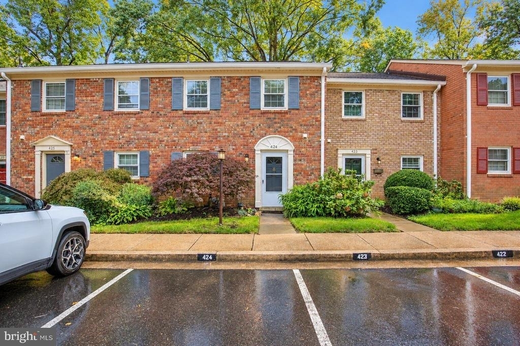 424 Greenbrier Court - Photo 0