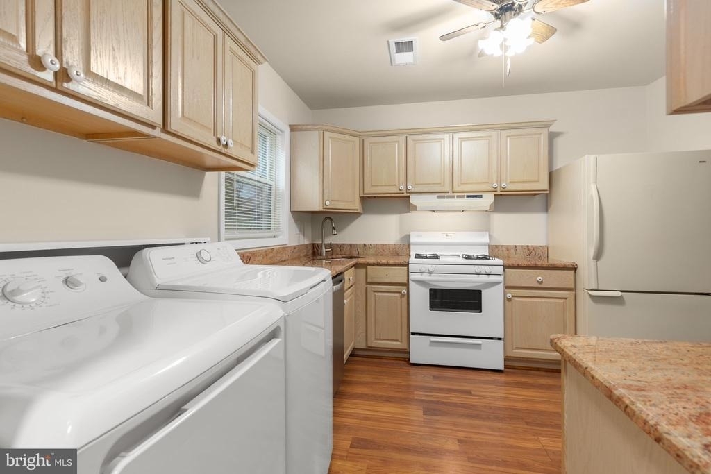 424 Greenbrier Court - Photo 2