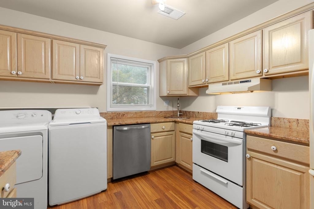 424 Greenbrier Court - Photo 4
