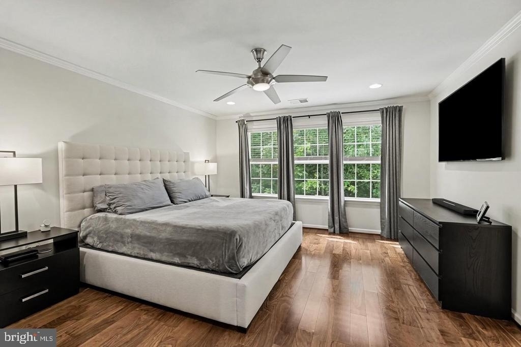 1327 Gilmore Street - Photo 2