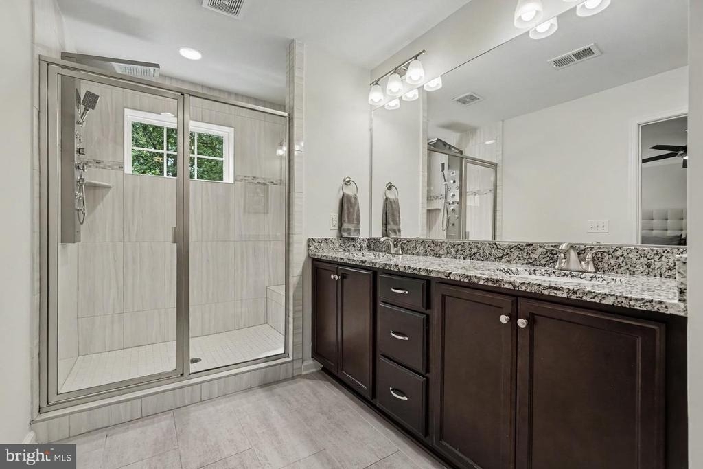 1327 Gilmore Street - Photo 3