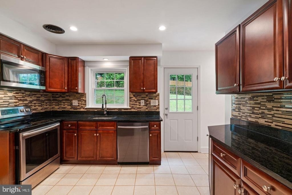 709 E Broad Street - Photo 10