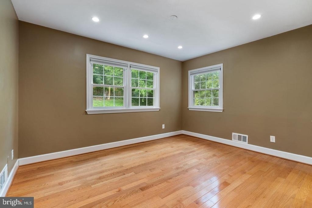 709 E Broad Street - Photo 18