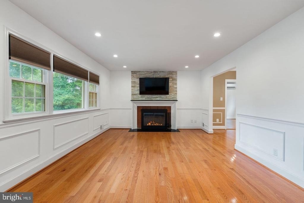 709 E Broad Street - Photo 1