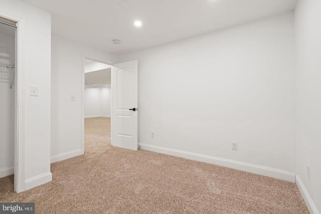 709 E Broad Street - Photo 29