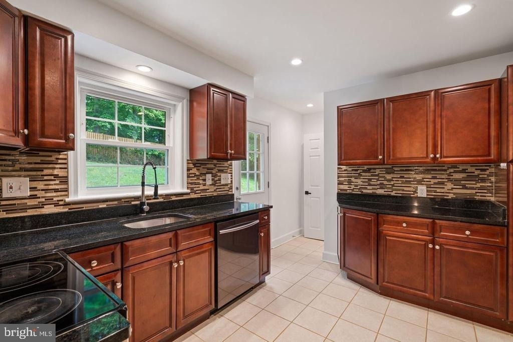 709 E Broad Street - Photo 12