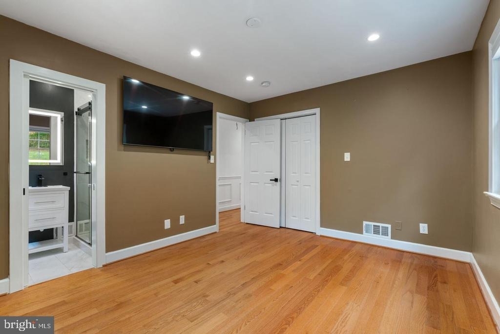 709 E Broad Street - Photo 19