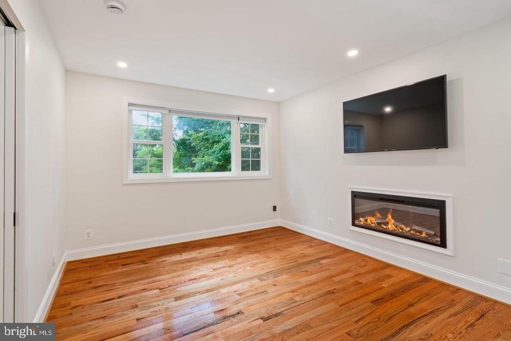 709 E Broad Street - Photo 16