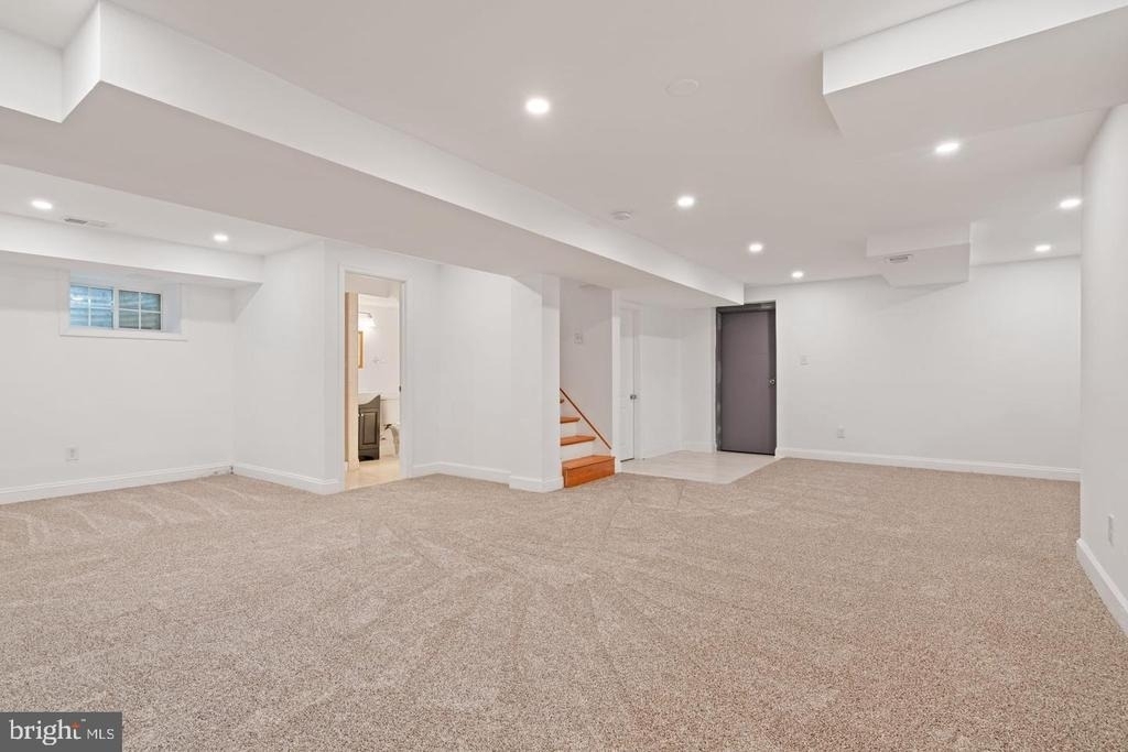 709 E Broad Street - Photo 26
