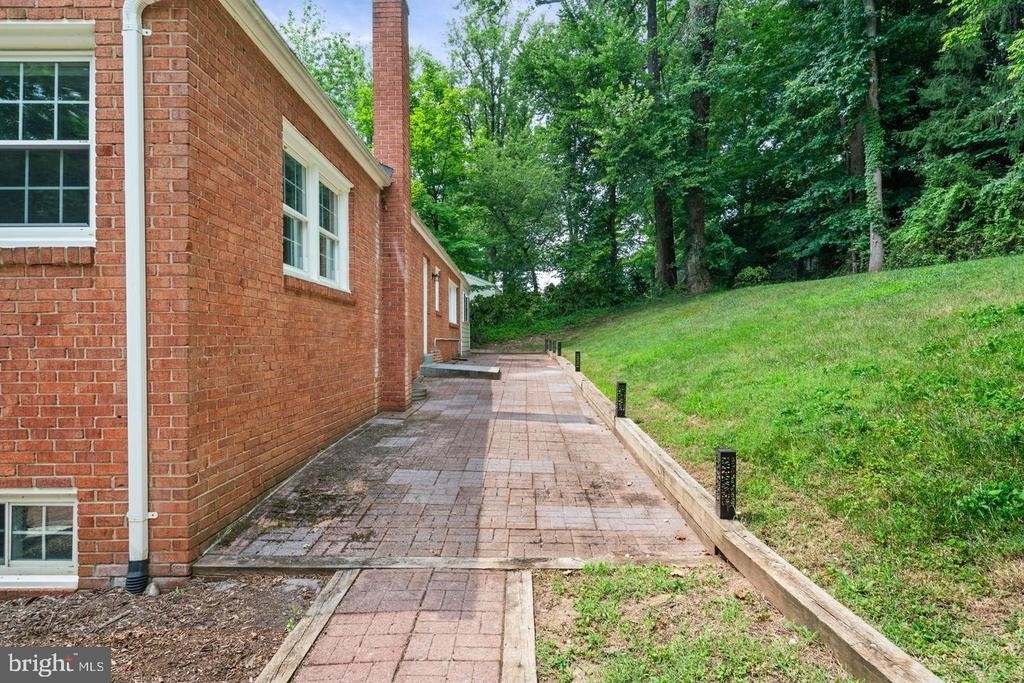 709 E Broad Street - Photo 35
