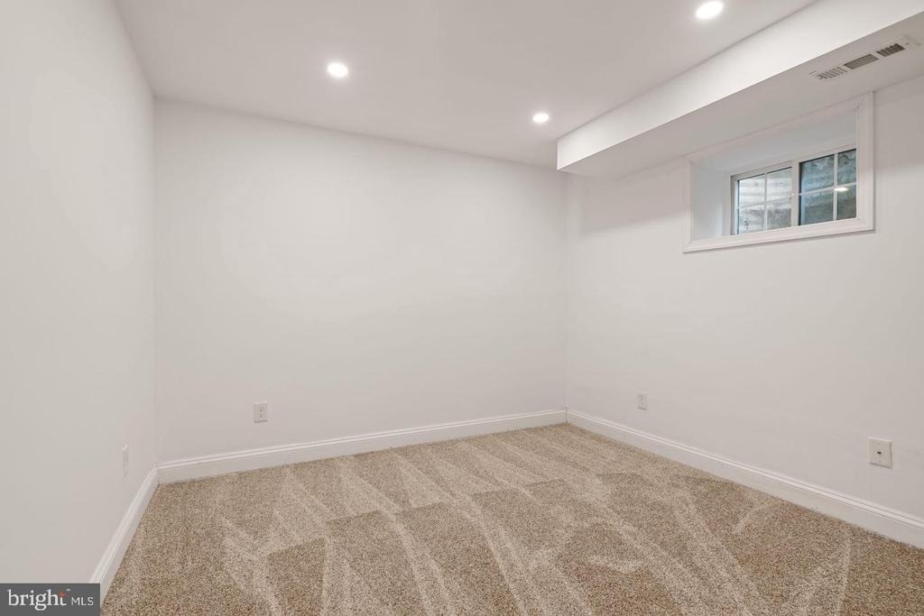 709 E Broad Street - Photo 28