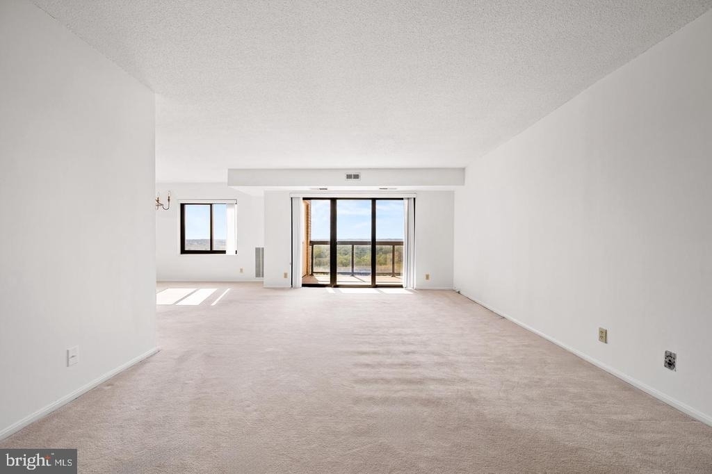 307 Yoakum Parkway - Photo 7