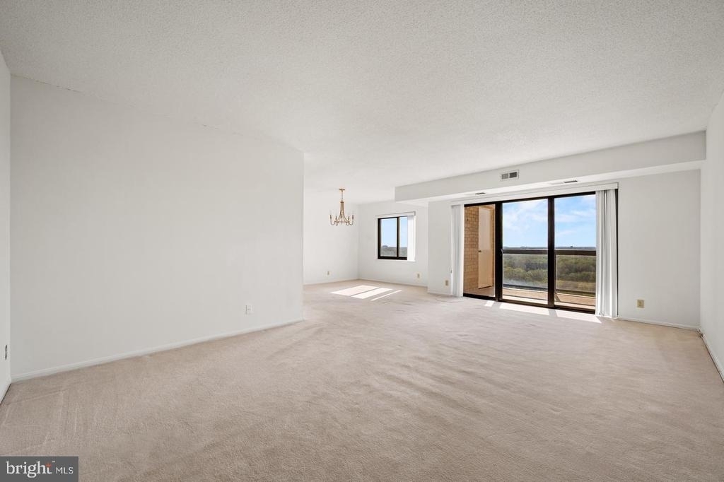 307 Yoakum Parkway - Photo 6
