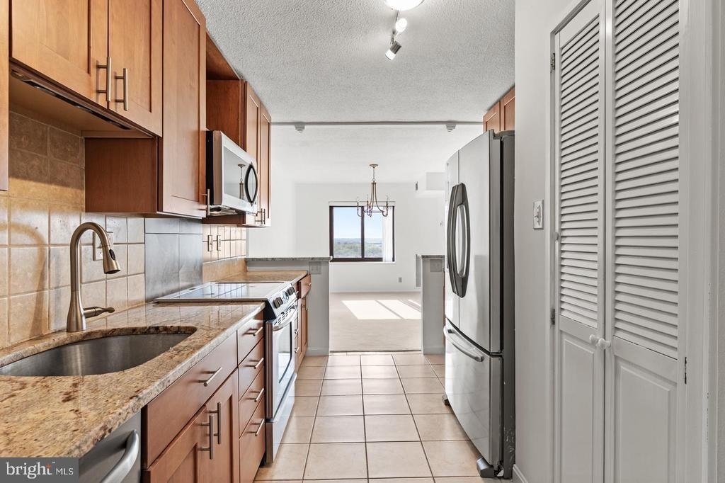 307 Yoakum Parkway - Photo 20