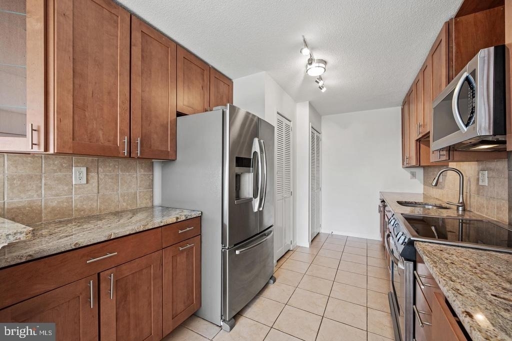 307 Yoakum Parkway - Photo 17