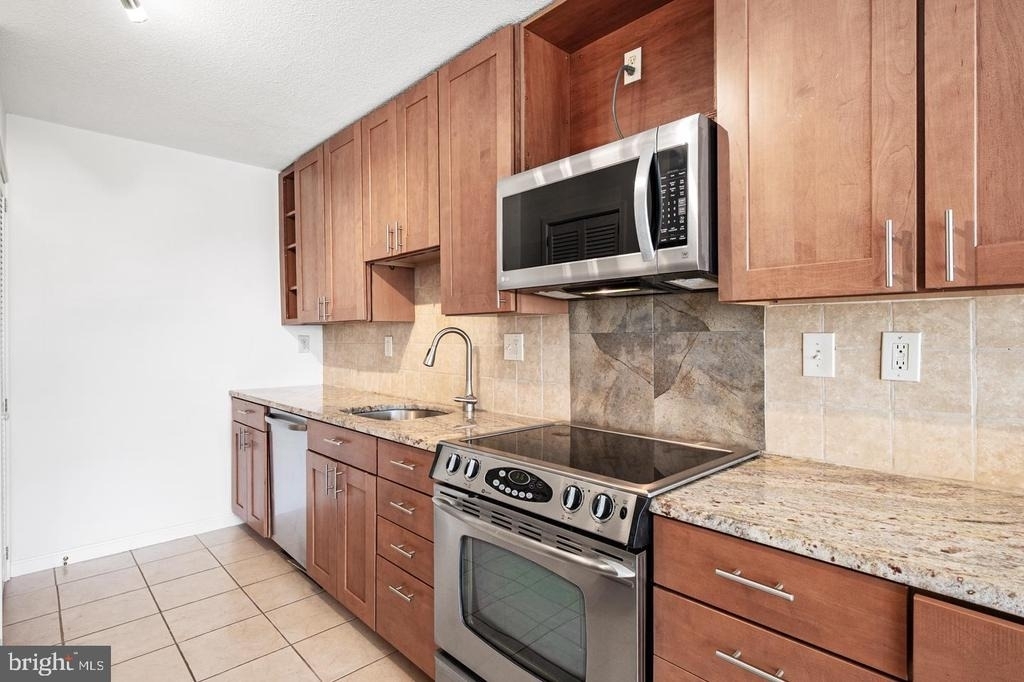 307 Yoakum Parkway - Photo 18