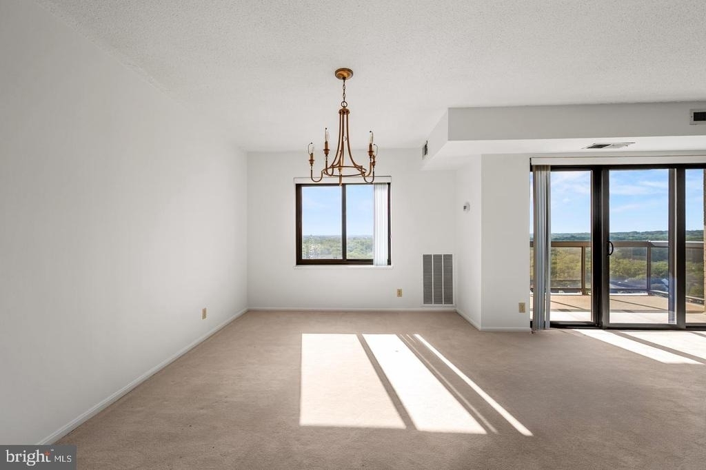 307 Yoakum Parkway - Photo 13