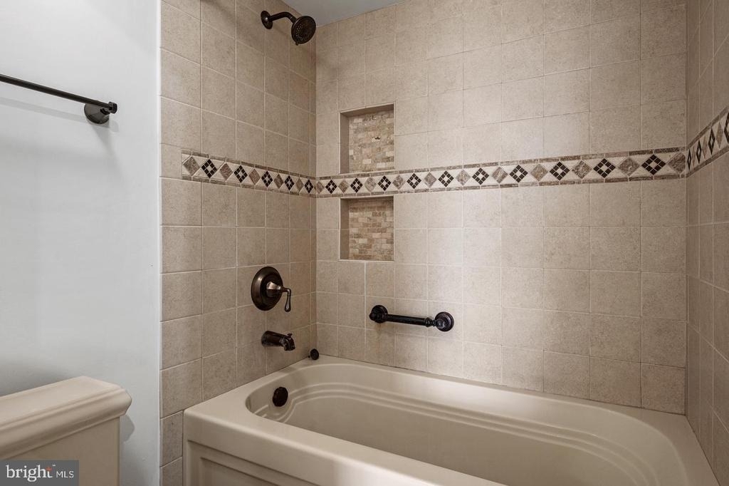 307 Yoakum Parkway - Photo 35