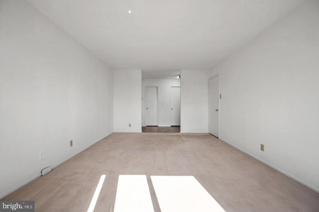 307 Yoakum Parkway - Photo 26