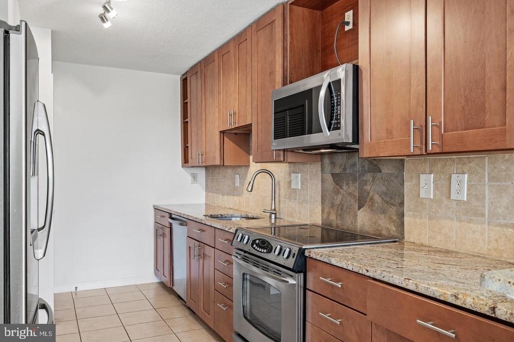 307 Yoakum Parkway - Photo 16