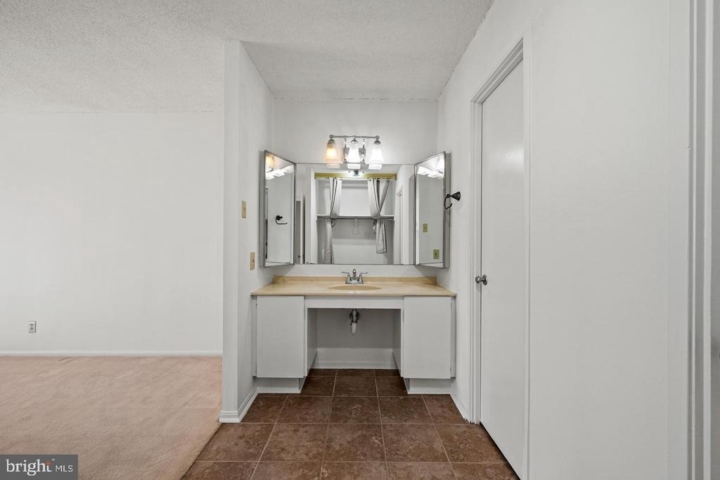 307 Yoakum Parkway - Photo 28
