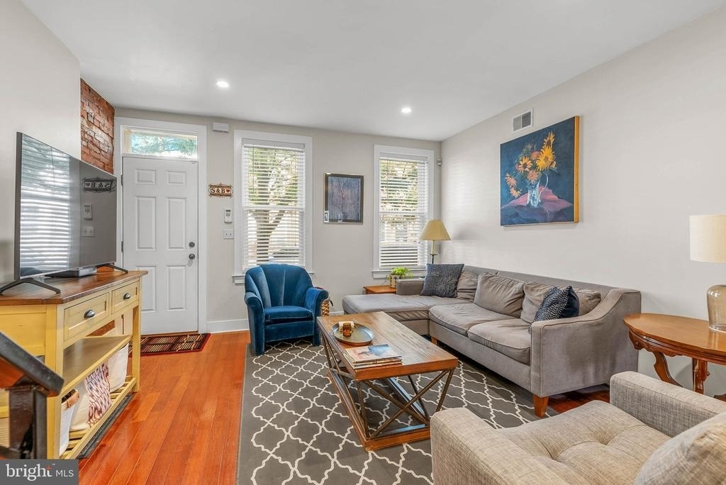 2114 Oakford Street - Photo 2