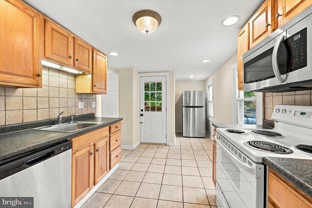 225 Brook Street - Photo 5