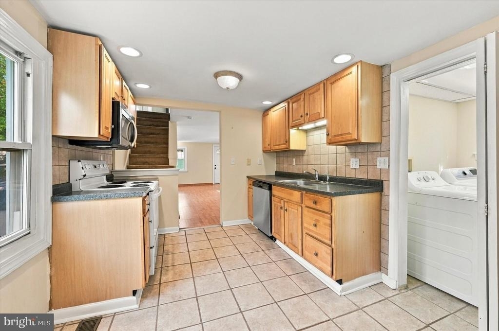 225 Brook Street - Photo 6