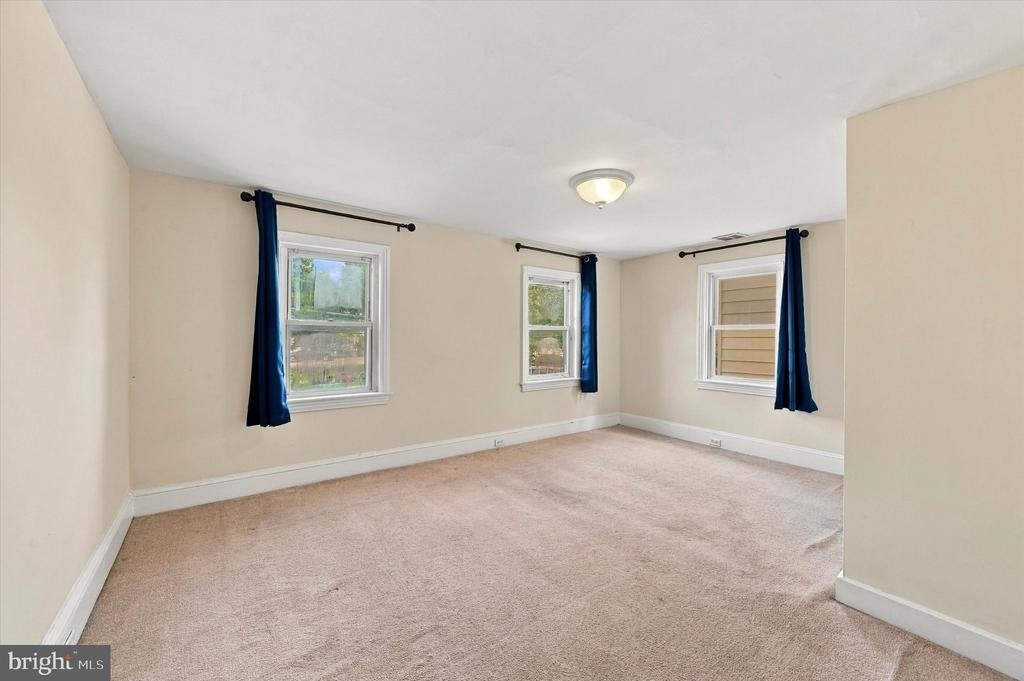 225 Brook Street - Photo 8