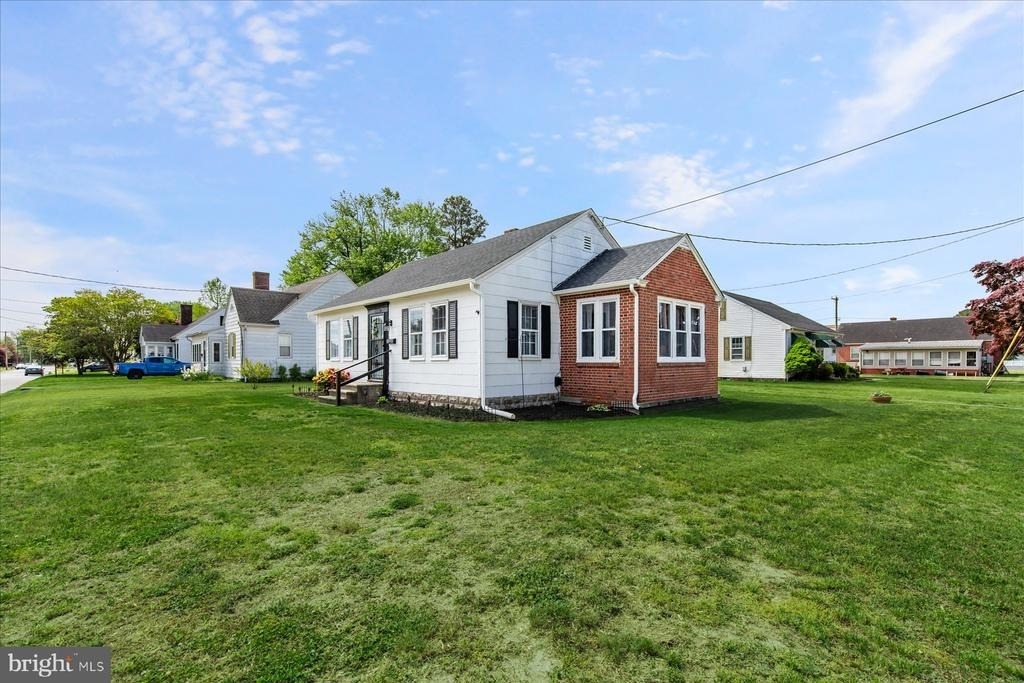 1400 Linden Drive - Photo 2