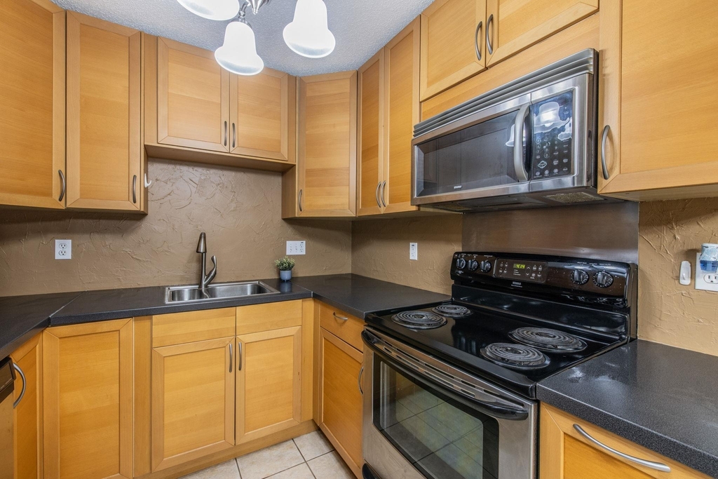 1015 E Yager Ln - Photo 7