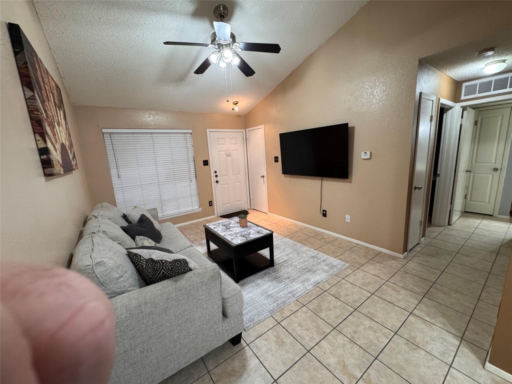 1015 E Yager Ln - Photo 3