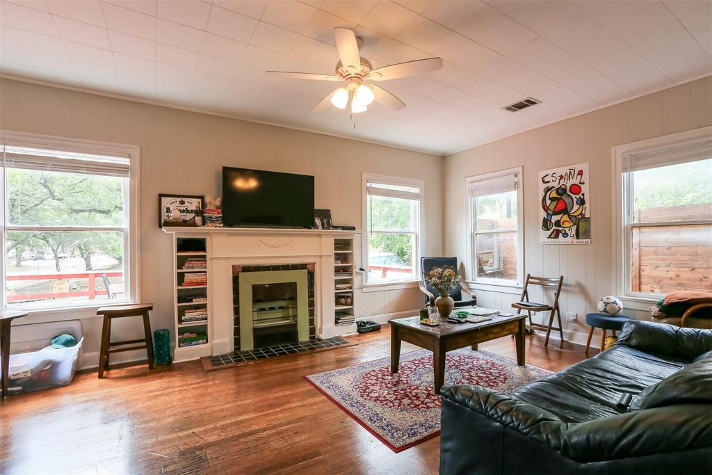 308 E 32nd St - Photo 3