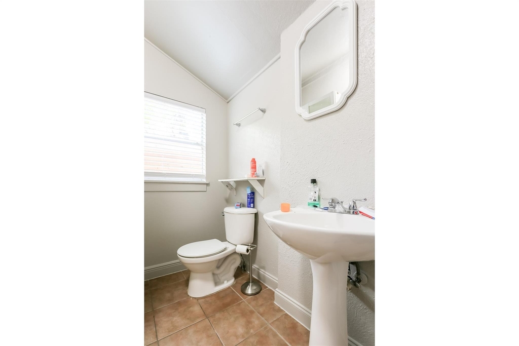 308 E 32nd St - Photo 26
